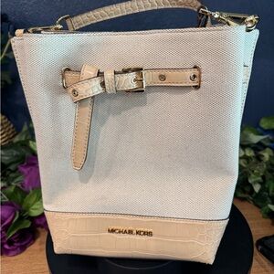 Michael Kors Emilia Sm Bucket Bag Buff Like New